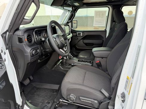 Used 2025 Jeep Gladiator Mojave w/ Convenience Group AWD/4WD image 13