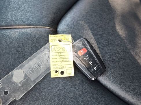 Used 2022 Toyota Highlander XLE image 36