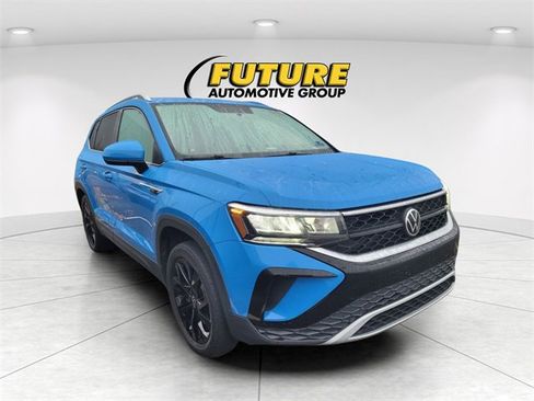 Used 2022 Volkswagen Taos SE image 1