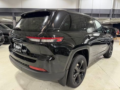 New 2025 Jeep Grand Cherokee Limited w/ Black Appearance Package image 9