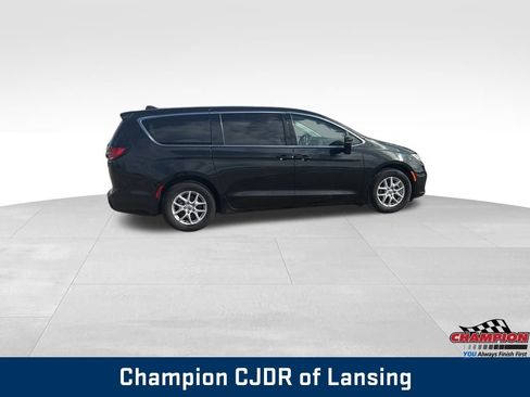 Used 2023 Chrysler Pacifica Touring-L image 5