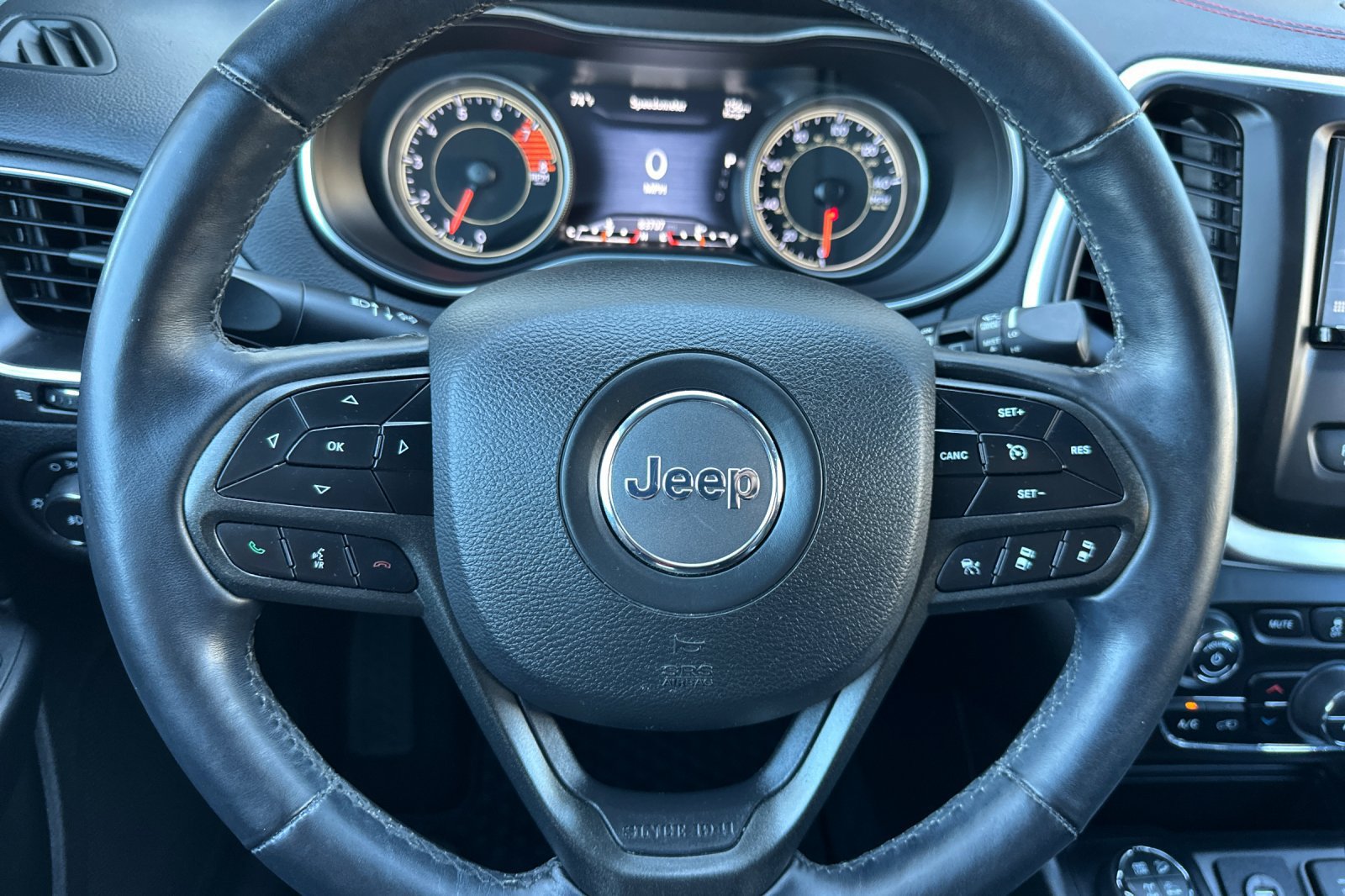 Used 2019 Jeep Cherokee Trailhawk AWD/4WD image 25