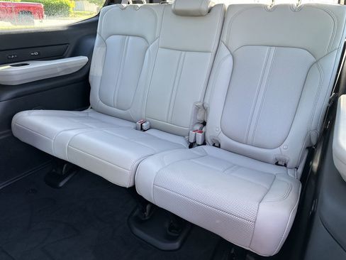 Certified 2025 Jeep Wagoneer Series III w/ Premium Group I AWD/4WD image 16