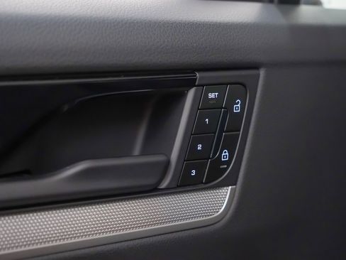 Certified 2025 Porsche Cayenne image 23