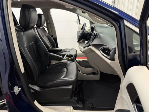 Used 2020 Chrysler Voyager Lxi FWD image 43
