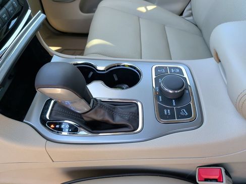 Used 2020 Jeep Grand Cherokee Overland AWD/4WD image 18