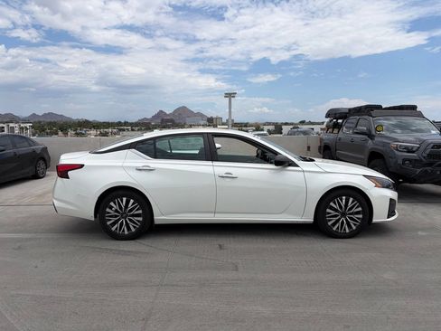 Used 2024 Nissan Altima 2.5 SV FWD image 3