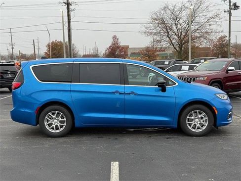 New 2026 Chrysler Pacifica Select image 2