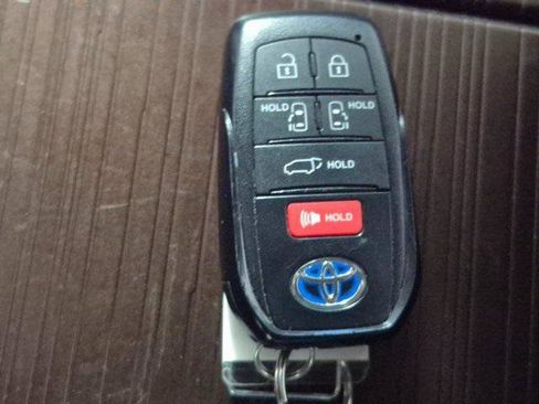 Certified 2023 Toyota Sienna XLE image 29