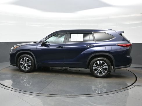 Used 2023 Toyota Highlander XLE image 3
