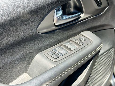 Used 2025 Chrysler Pacifica Select FWD image 17
