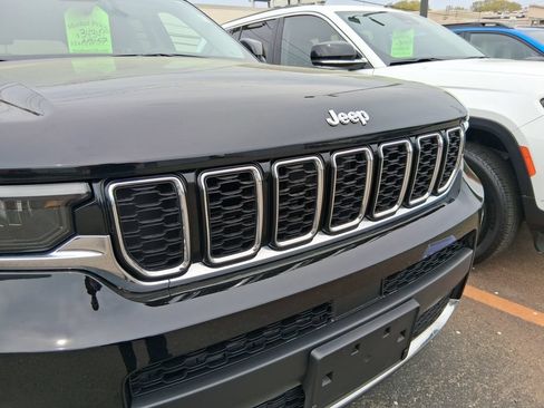 Used 2023 Jeep Grand Cherokee L Limited AWD/4WD image 3