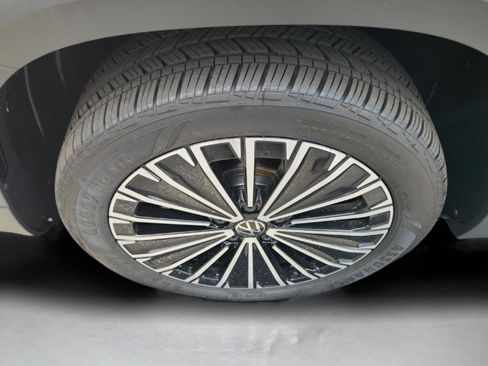 Certified 2025 Volkswagen Taos SE image 29