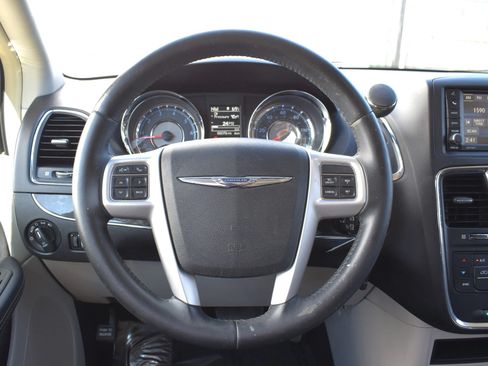 Used 2014 Chrysler Town & Country Touring FWD image 14
