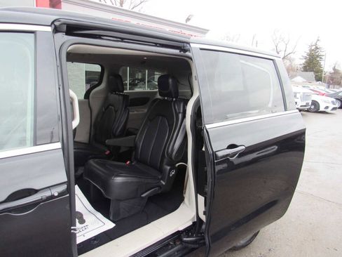 Used 2020 Chrysler Voyager Lxi image 21
