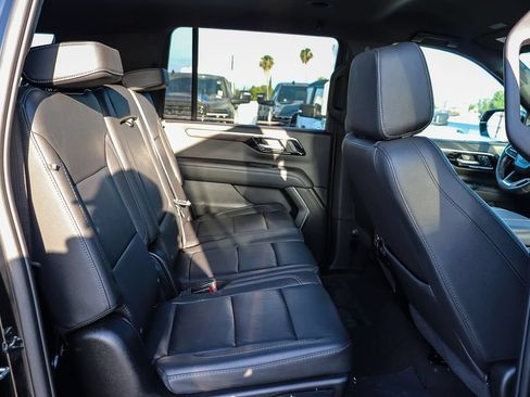 Used 2025 Chevrolet Suburban Z71 AWD/4WD image 18