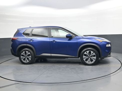 Used 2023 Nissan Rogue SV image 3