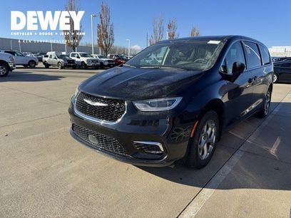 Certified 2024 Chrysler Pacifica Limited w/ Uconnect Theater Family Group