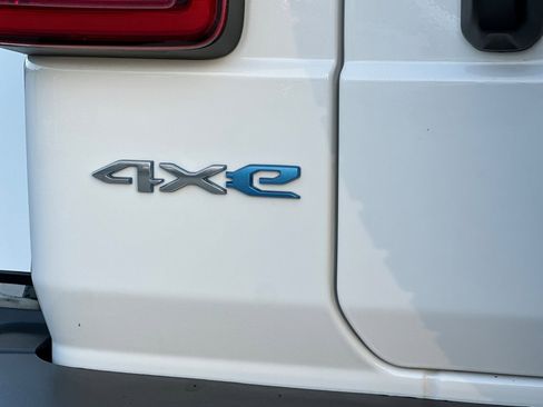 Used 2022 Jeep Wrangler Unlimited Sahara w/ Safety Group image 27