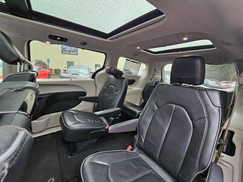 Used 2017 Chrysler Pacifica Limited image 39