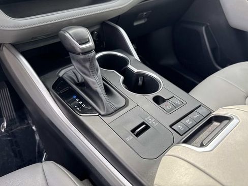 Used 2020 Toyota Highlander XLE AWD/4WD image 25