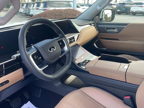 Used 2025 INFINITI QX80 Sensory image 5