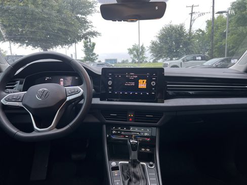 Used 2025 Volkswagen Jetta SE w/ Sunroof Package FWD image 27