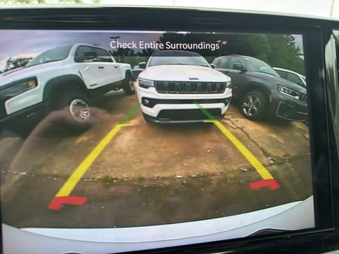 Used 2023 Chrysler Pacifica Limited FWD image 18