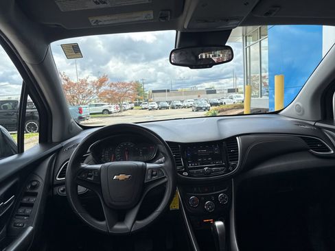 Used 2021 Chevrolet Trax LT image 2