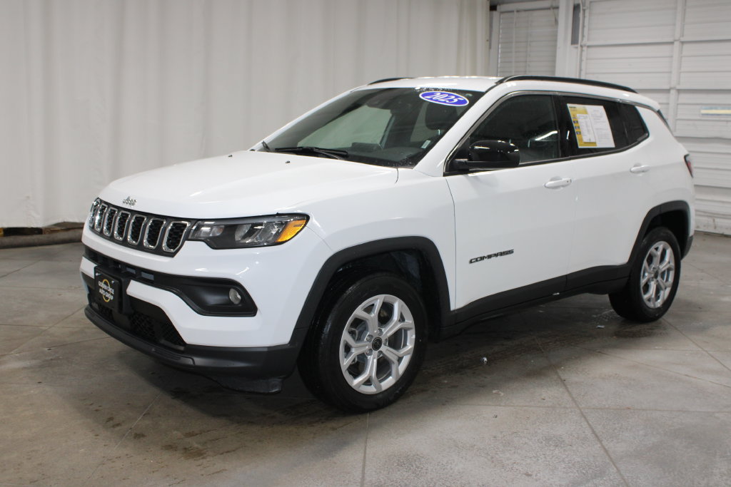 Used 2025 Jeep Compass Latitude AWD/4WD image 4