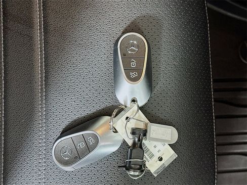 Used 2025 Mercedes-Benz GLC 300 4MATIC image 34