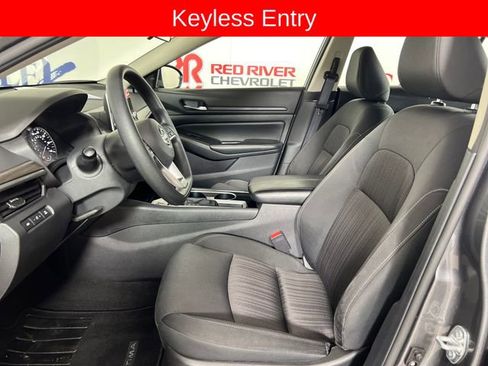 Used 2024 Nissan Altima 2.5 SV image 10