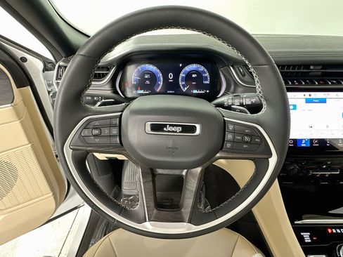 Used 2023 Jeep Grand Cherokee L Limited AWD/4WD image 11