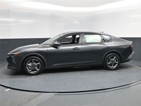 New 2025 Kia K4 LXS image 3