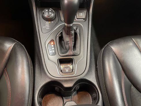 Used 2019 Jeep Cherokee Trailhawk image 21