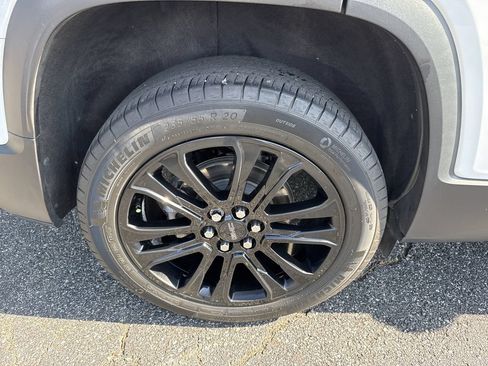 Used 2023 GMC Acadia SLT w/ Elevation Edition FWD image 17