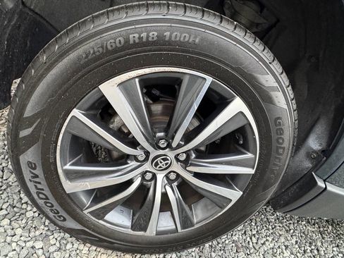 Used 2022 Toyota Venza LE image 27