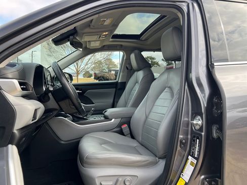 Used 2022 Toyota Highlander XLE image 10