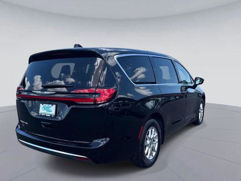 Used 2025 Chrysler Pacifica Select FWD image 4