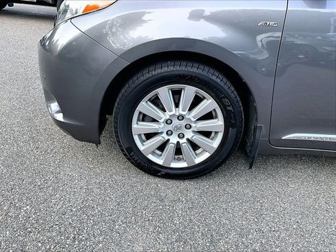 Certified 2017 Toyota Sienna Limited Premium w/ Preferred Accessory Package AWD/4WD image 7