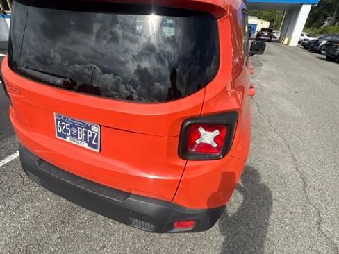 Used 2016 Jeep Renegade Latitude FWD image 30