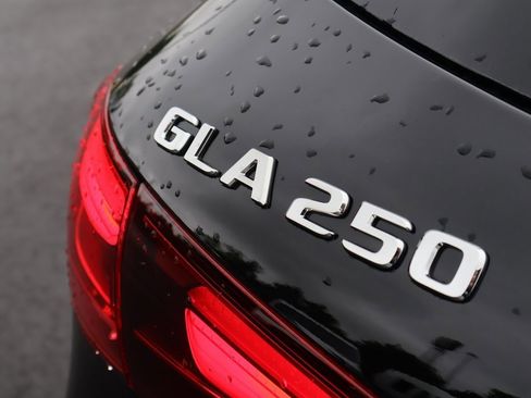 Used 2025 Mercedes-Benz GLA 250 4MATIC image 32