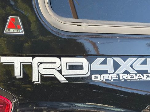 Used 2016 Toyota Tacoma TRD Off-Road w/ Premium & Technology Package AWD/4WD image 12