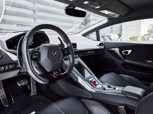 Used 2021 Lamborghini Huracan EVO RWD image 2