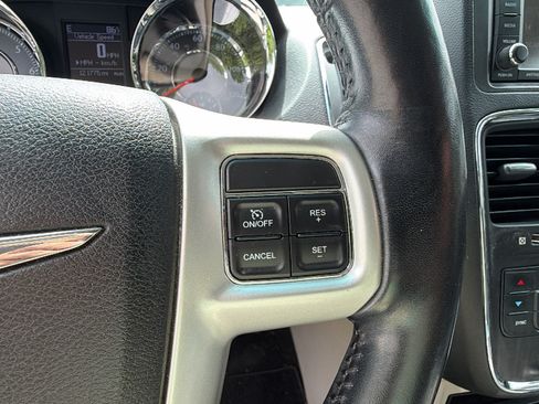 Used 2016 Chrysler Town & Country Touring w/ Driver Convenience Group FWD image 26