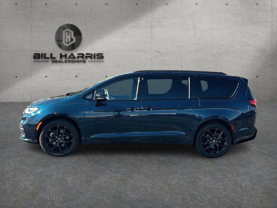 Used 2025 Chrysler Pacifica Limited AWD/4WD image 2