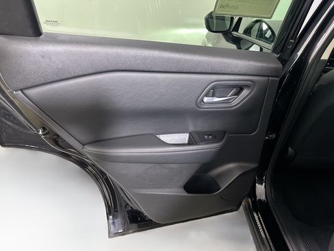 Used 2025 Nissan Rogue SV FWD image 25