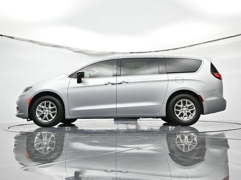 New 2026 Chrysler Pacifica Select image 41