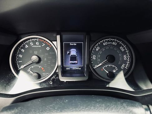 Used 2020 Toyota Tacoma TRD Off-Road AWD/4WD image 32