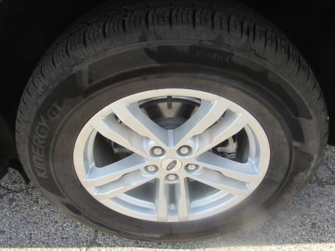 Used 2024 Ford Explorer XLT w/ Equipment Group 202A AWD/4WD image 12